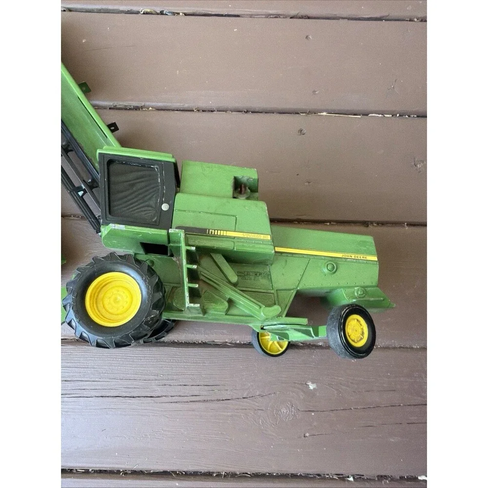 Vintage ERTL 1/24 John Deere Titan II Combine ~ Corn & Grain Heads